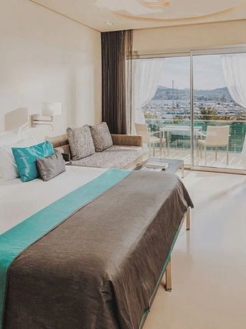 Geräumiges Hotelzimmer mit Balkon und Panoramablick