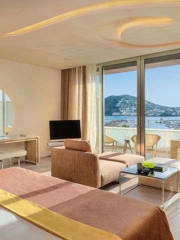 Luxuriöse Suite mit großem Fenster und Meerblick
