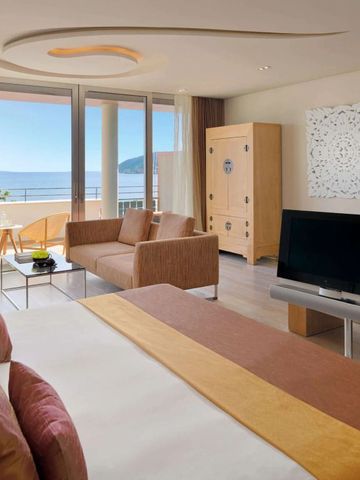 Helle Suite mit Balkon und Blick auf das Meer