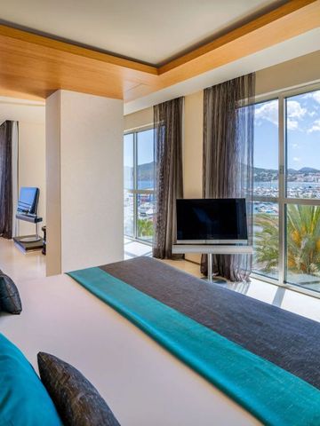 Großzügige Suite mit Panoramafenstern und Hafenblick