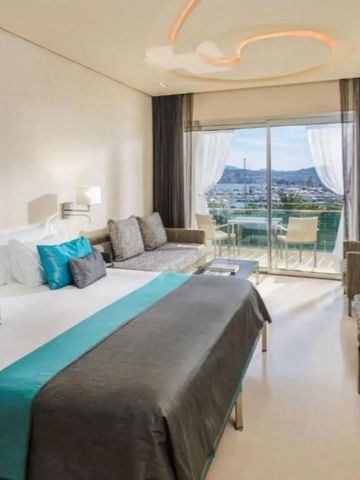 Stilvolles Zimmer mit Balkon und Stadtblick