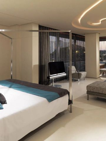 Luxuriöses Zimmer mit Baldachinbett und moderner Beleuchtung