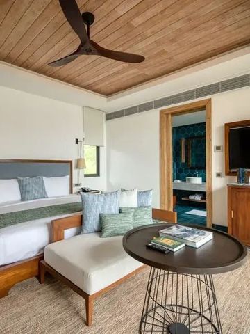 Modernes Hotelzimmer mit Doppelbett und stilvollen Holzmöbeln