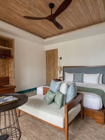 Gemütliches Zimmer mit Holzelementen und Sitzecke