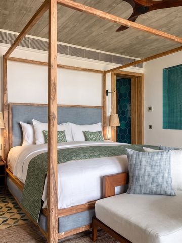 Zimmer mit Himmelbett und modernen Dekorationen