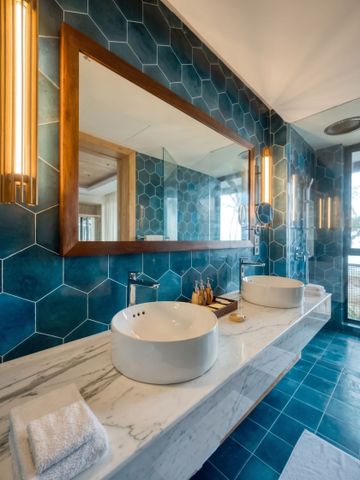 Großes Badezimmer mit zwei Waschbecken und blauen Akzenten.