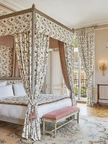 Luxuriöse Suite mit Himmelbett und opulenter Einrichtung im klassischen Stil