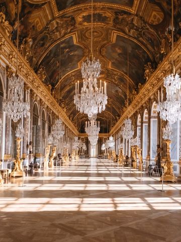 Prunkvoller Spiegelsaal des Schlosses mit opulenten Kronleuchtern