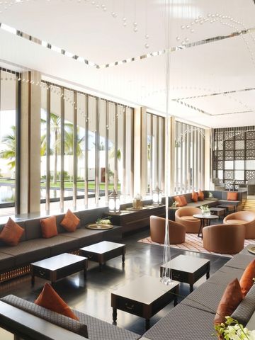 Helle, einladende Lounge mit modernen Möbeln und Meerblick im Al Baleed Resort Salalah.