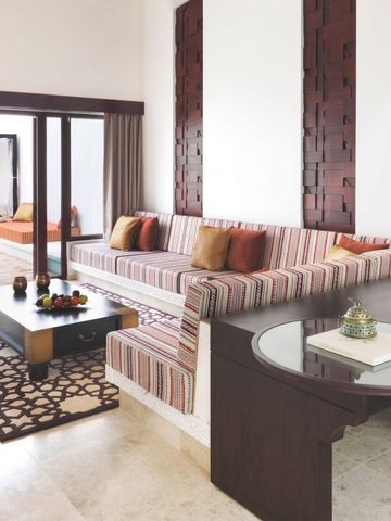 Luxuriöses Wohnzimmer mit eleganter Sofalandschaft und Holzakzenten im Resort.