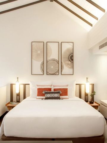 Gemütliches Hotelzimmer mit Doppelbett und moderner Dekoration