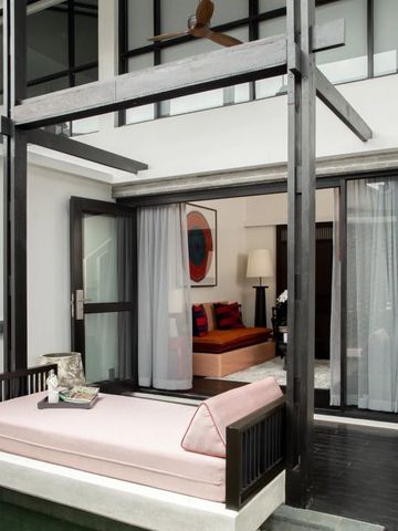 Elegante Suite mit offener Terrasse und Tagesbett am Pool
