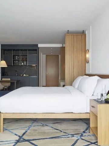 Geräumiges und modernes Hotelzimmer mit Doppelbett und Schreibtisch