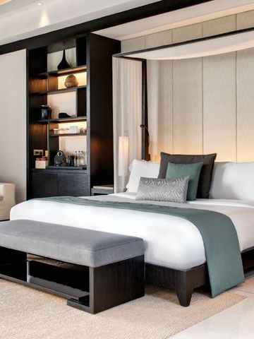 Elegantes Schlafzimmer in neutralen Tönen mit Himmelbett und modernem Dekor