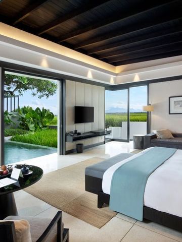 Lichtdurchflutetes Zimmer mit Blick auf privaten Pool und tropische Landschaft