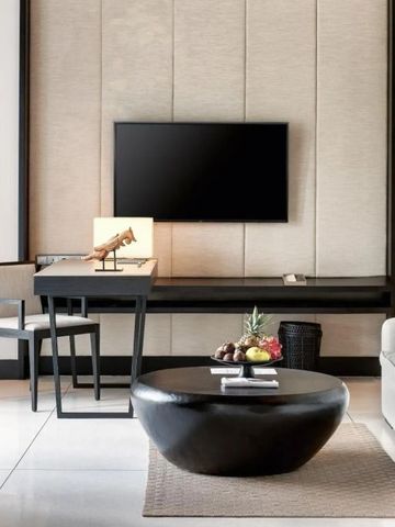 Moderner Wohnbereich mit Schreibtisch und großem Fernseher