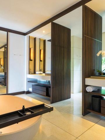Elegantes Badezimmer mit modernem Design und großer Badewanne.
