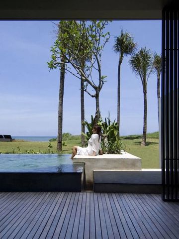 Infinity-Pool mit Ausblick auf die tropische Landschaft und das Meer.
