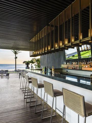 Stilvolle Bar mit Meerblick und eleganter Atmosphäre.