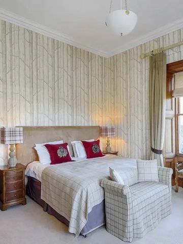 Elegantes Schlafzimmer mit großem Bett und luxuriöser Einrichtung