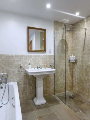Badezimmer mit großer Dusche und klassischem Design