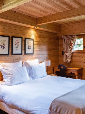 Gemütliches Chalet-Zimmer mit Holzwänden und Doppelbett