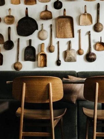 Holzobjekte an der Wand in einem stilvollen Restaurantinterieur