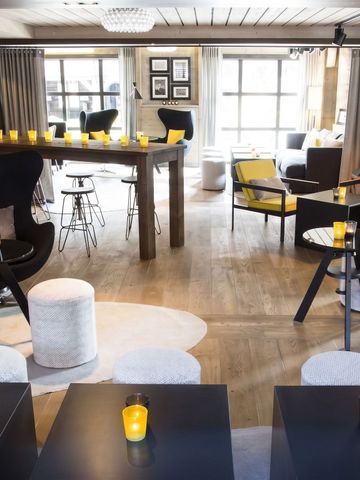 Moderne Lounge mit stilvoller Einrichtung und warmem Ambiente