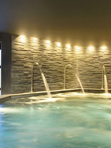 Beleuchteter Innenpool mit Whirlpool-Funktion und Wasserfontänen