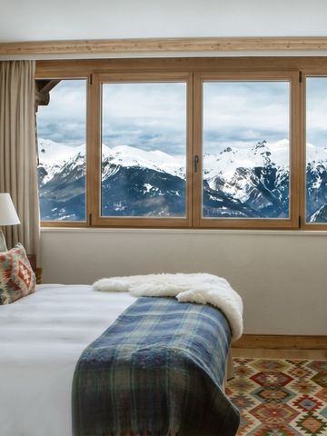 Zimmer mit Panoramafenstern und beeindruckendem Bergblick