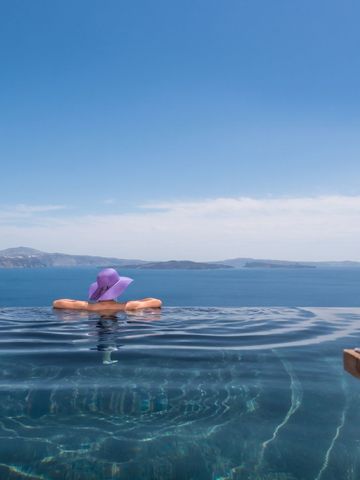Atemberaubender Blick von einem Infinity-Pool auf das Meer und die Inseln.