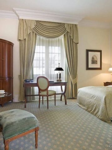 Elegantes Hotelzimmer mit klassischem Dekor und Schreibtisch