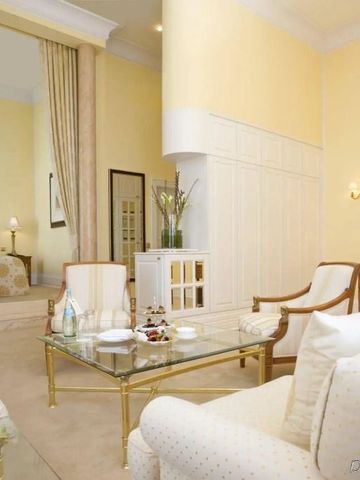 Luxuriöse Suite mit Sitzbereich und eleganter Einrichtung