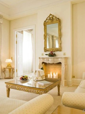 Luxuriöser Wohnbereich mit Kamin und opulenten Details