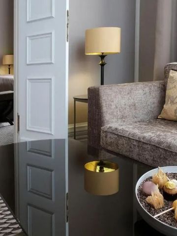 Elegantes Wohnzimmer einer Hotelsuite mit Sofa und Couchtisch