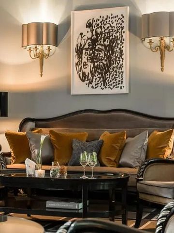 Elegante Hotellounge mit stilvollen Möbeln und Kunst an der Wand
