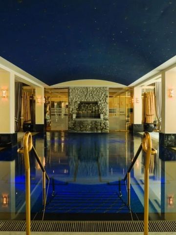 Luxuriöses Hallenbad mit sternenübersätem blauen Gewölbe