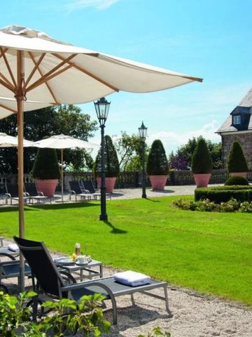 Sonnenterrasse mit Liegestühlen und Sonnenschirmen im Garten