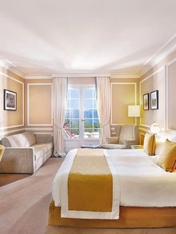 Komfortables Hotelzimmer mit großer Fensterfront und stilvoller Einrichtung.