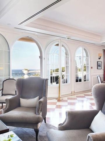 Helle elegante Lounge mit Meerblick und luxuriösem Interieur