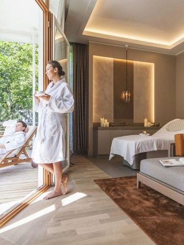 Wellnessbereich mit entspannter Atmosphäre und Gästen im Bademantel