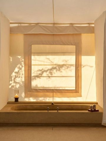Luxuriöses Badezimmer mit großer Badewanne und natürlichem Lichteinfall im Aman-i-Khas Hotel