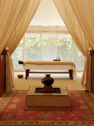 Luxuriöser Spa-Raum mit Behandlungsbank und eleganter Dekoration im Aman-i-Khas Hotel