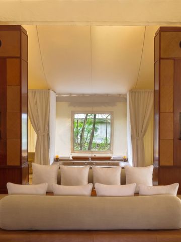 Elegantes Wohnzelt mit stilvoller Einrichtung und natürlichem Licht im Aman-i-Khas Hotel