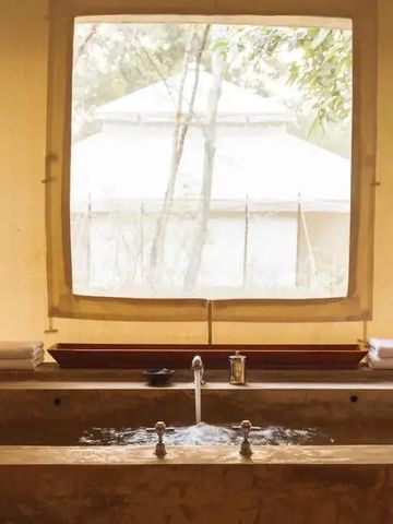 Freistehende Badewanne mit Blick auf die Natur im Hotel Aman-i-Khas