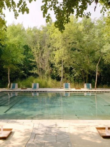 Einladender Pool umgeben von üppiger Vegetation im Hotel Aman-i-Khas