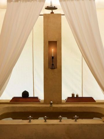 Luxuriöses Badezimmer mit freistehender Badewanne und Vorhängen im Aman-i-Khas