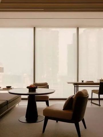 Modernes Zimmer mit stilvoller Einrichtung und Panoramafenster