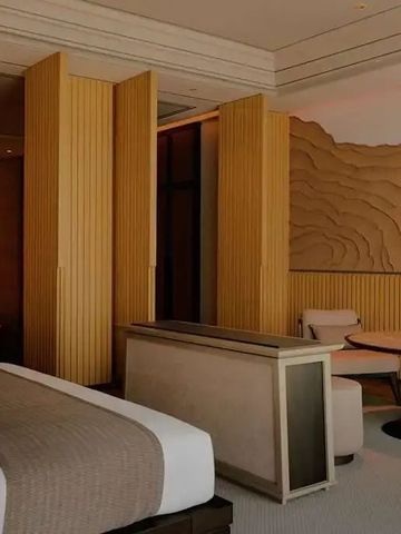 Geräumiges Zimmer mit Designelementen und bequemen Sitzgelegenheiten