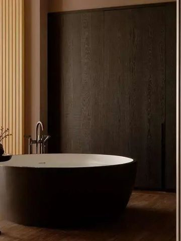 Elegante, freistehende Badewanne in einem stilvollen, modernen Raum